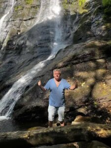 Javier Andrade en cascada de Fuensagrada.