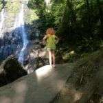 Yuli mirando cascada