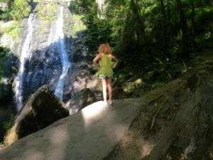 Yuli mirando cascada