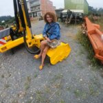 Yuli posando con tractor.