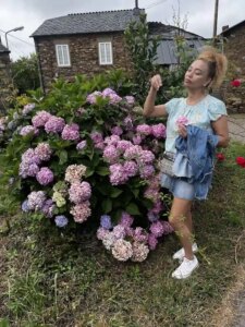 Yuli rodeada de hortensias.